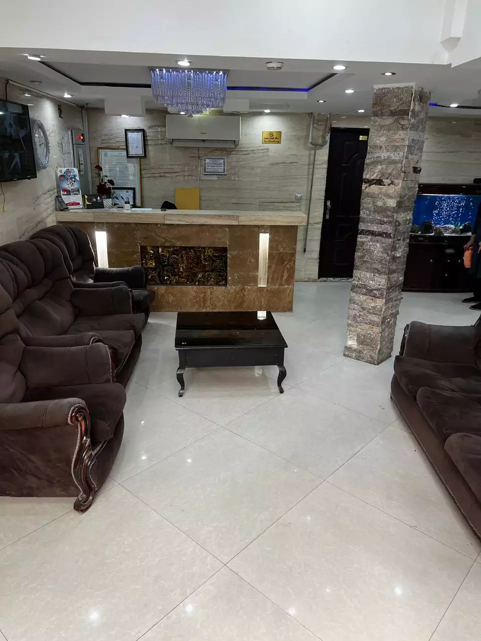 پذیرش هتل عالی نو با مبلمان انتظار