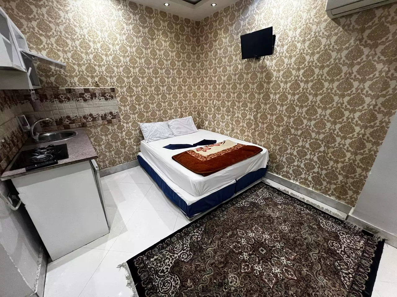 اتاق هتل عالی نو با تخت و آشپزخانه کوچک