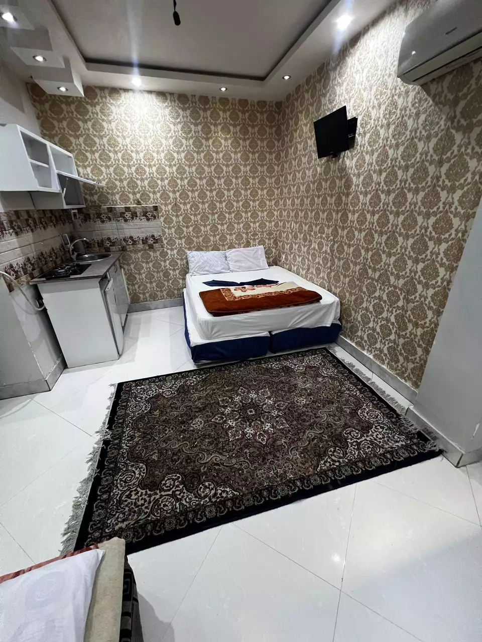 تخت دونفره و آشپزخانه کوچک هتل عالی نو