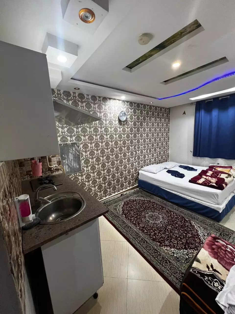 اتاق با تخت دونفره و سینک هتل عالی نو