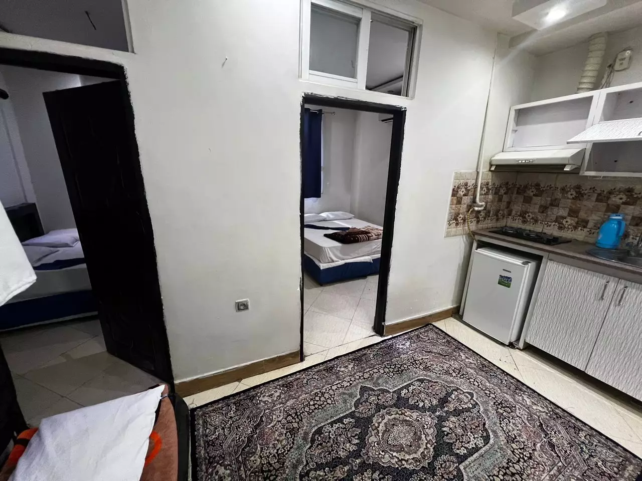 آشپزخانه کوچک و اتاق خواب هتل عالی نو