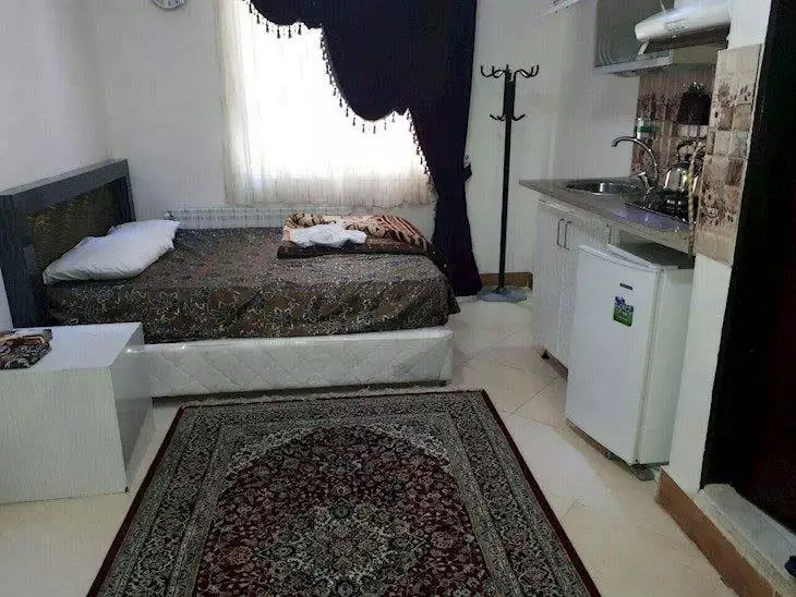 تخت یک‌نفره و روشویی هتل عالی نو