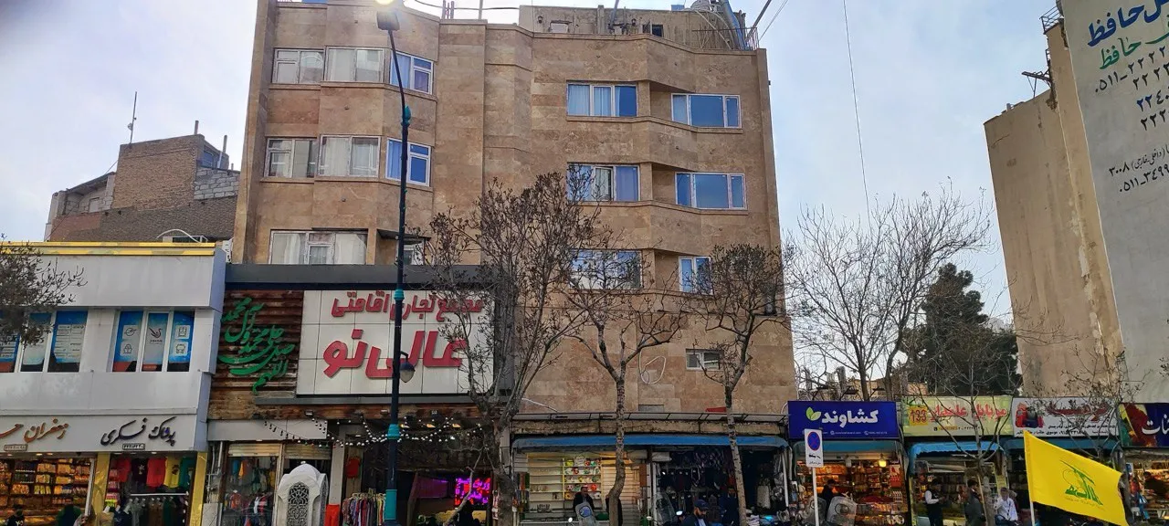نمای بیرونی ساختمان هتل عالی نو در خیابان