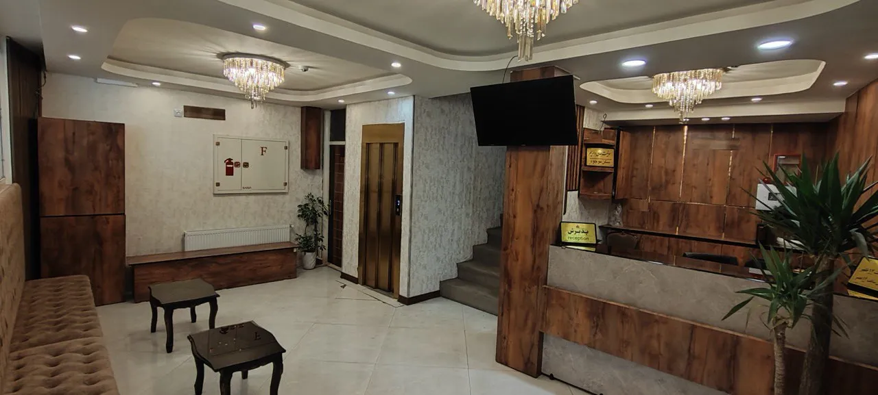 لابی هتل عالی نو با پیشخوان چوبی و مبلمان
