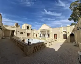 نمای حیاط مرکزی هتل دیوان سالار با حوض