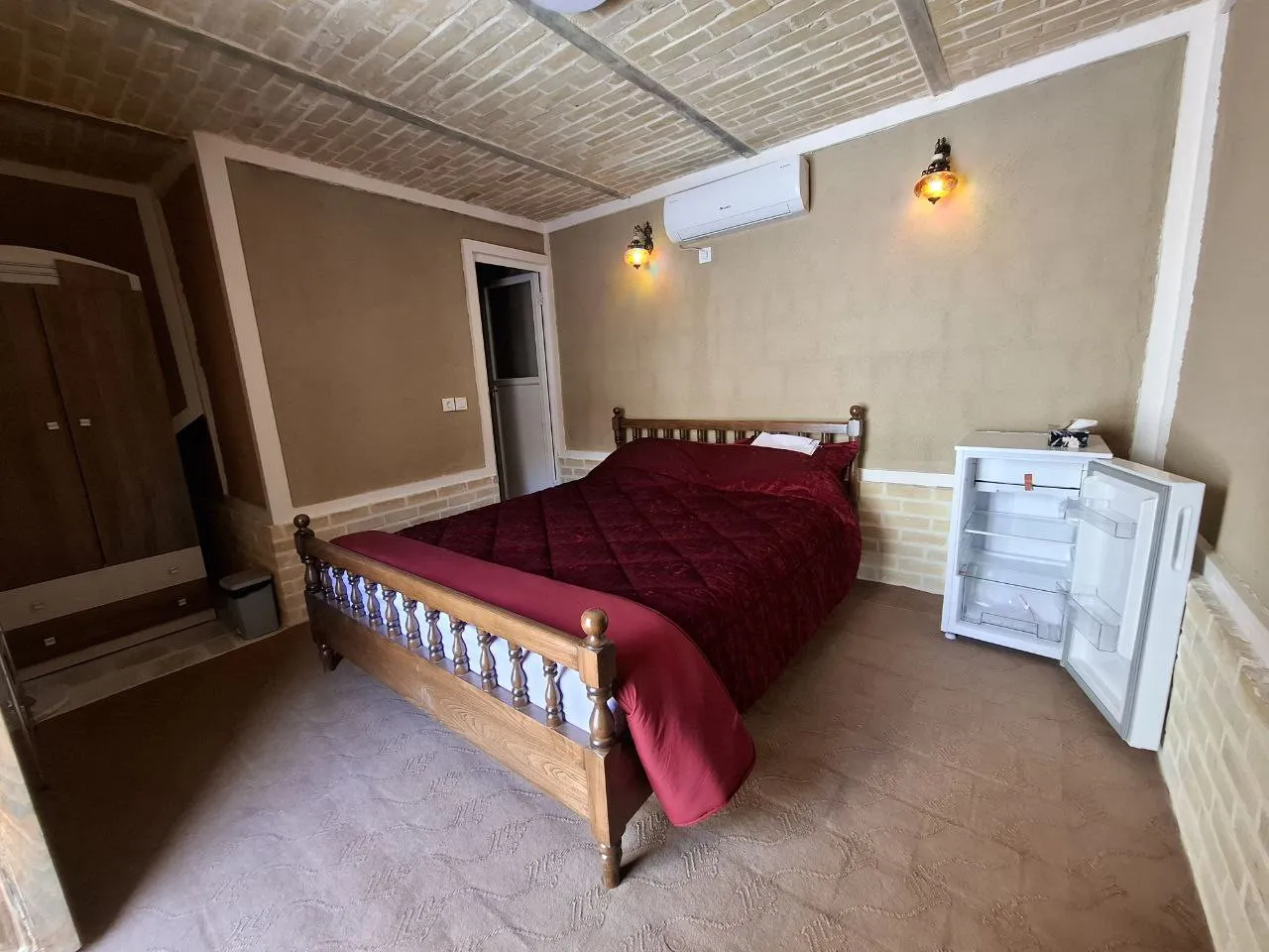 اتاق دیوان سالار با تخت دونفره زرشکی