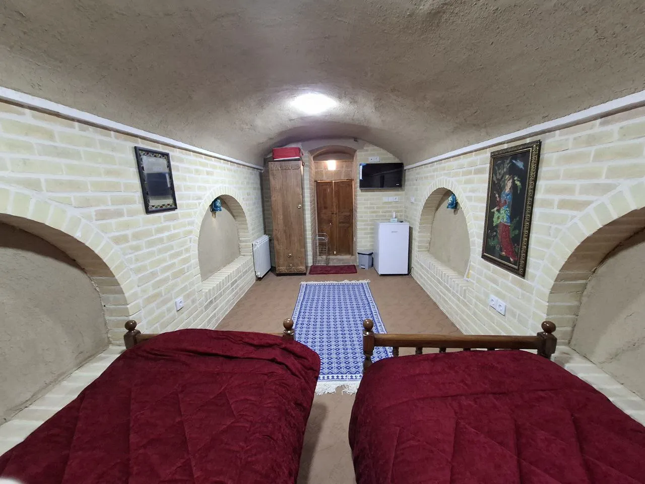 اتاق دیوان سالار با دو تخت یک‌نفره