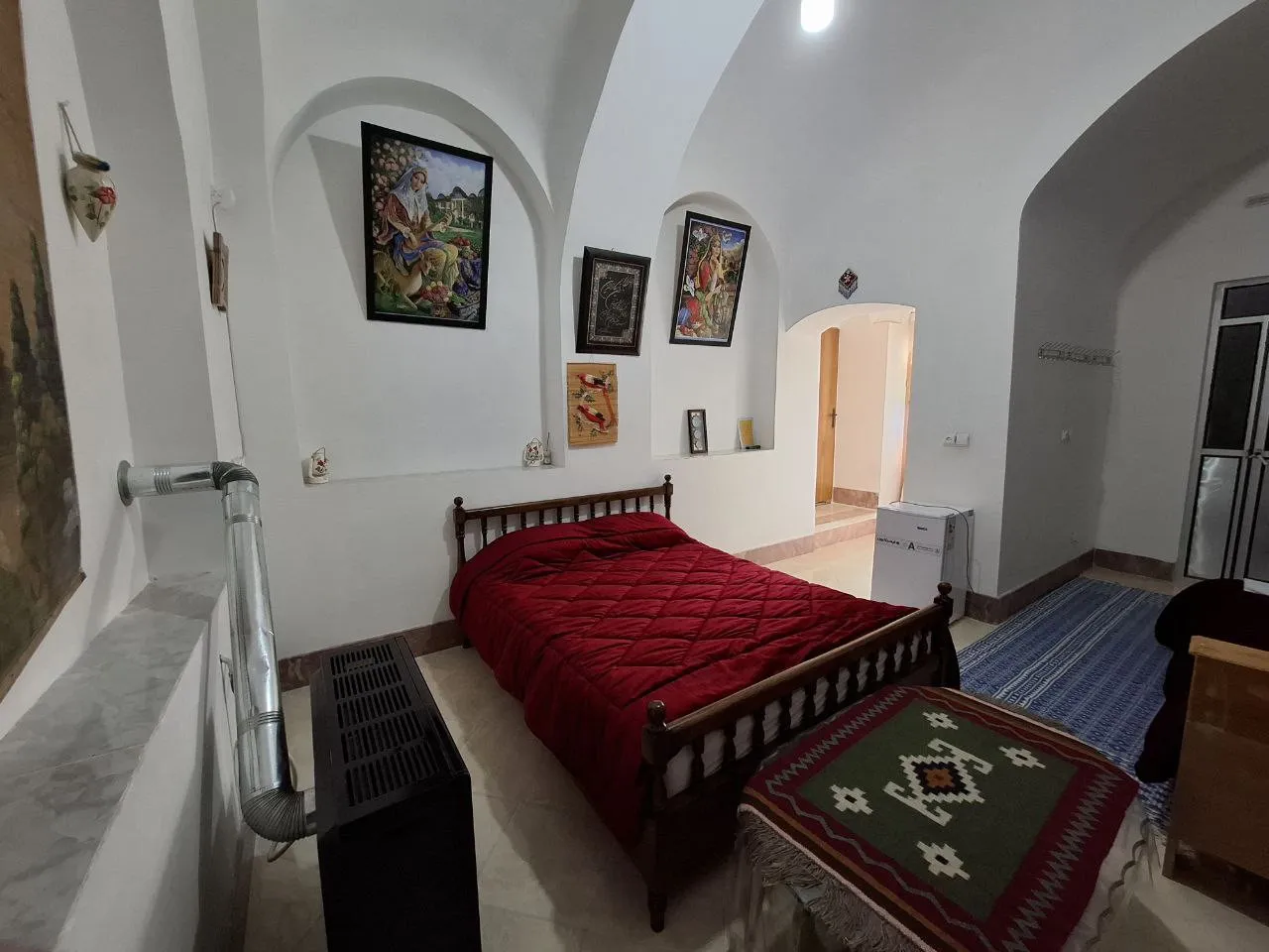 اتاق دیوان سالار با تخت زرشکی و طاق‌های سفید