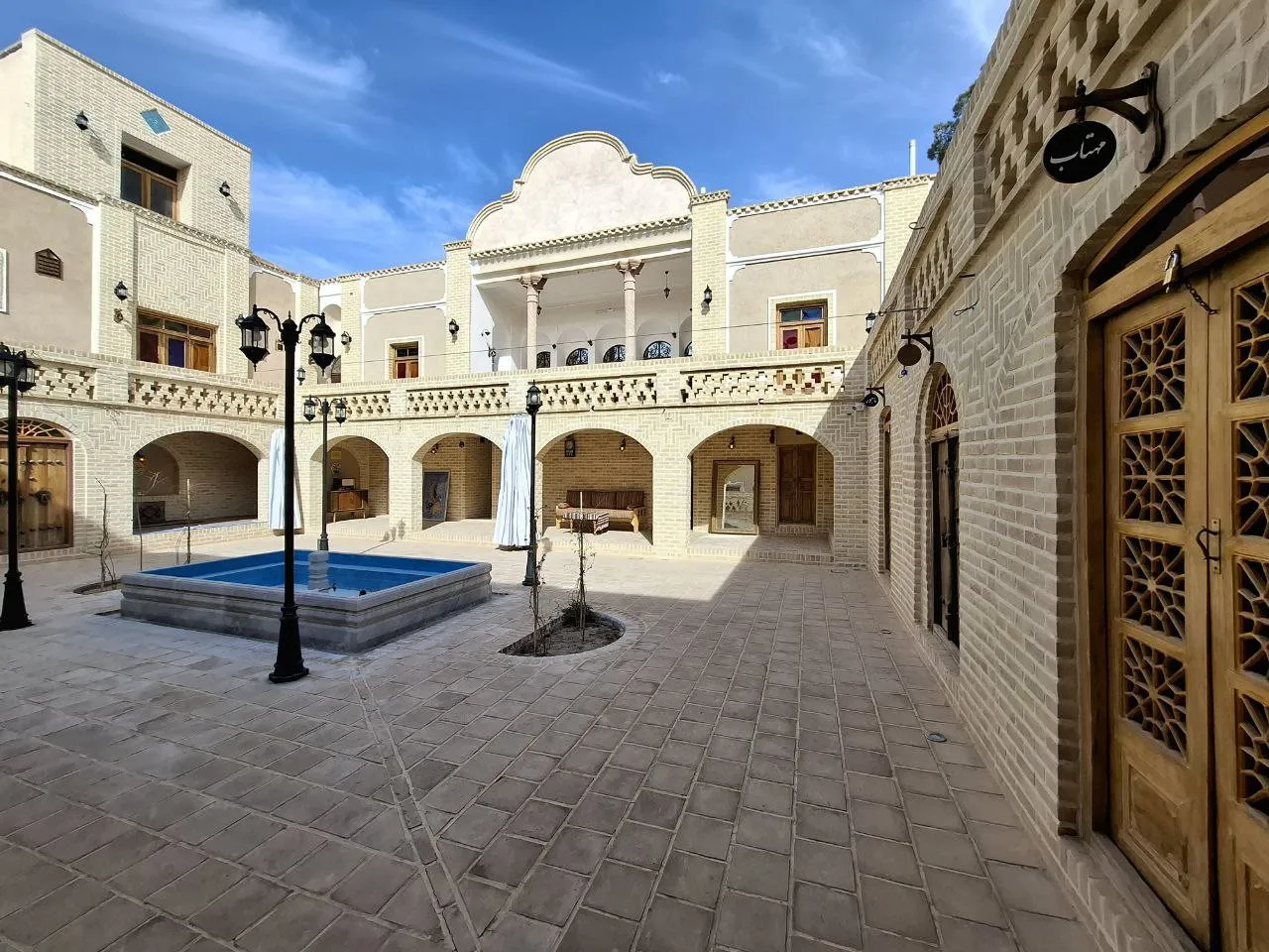 حیاط هتل دیوان سالار با حوض و ایوان