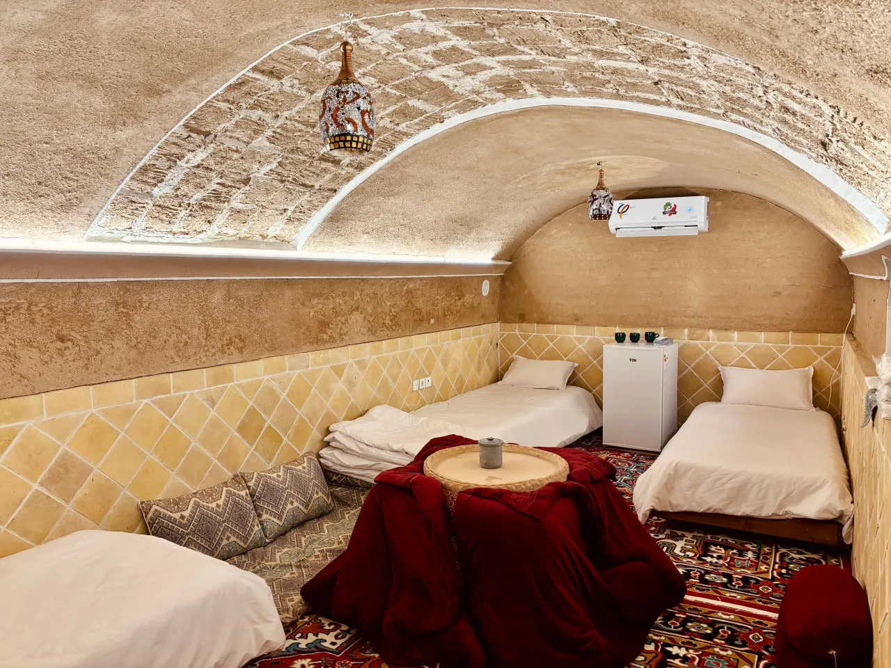 اتاق سرای طاق چشمه با تخت‌های کنار هم