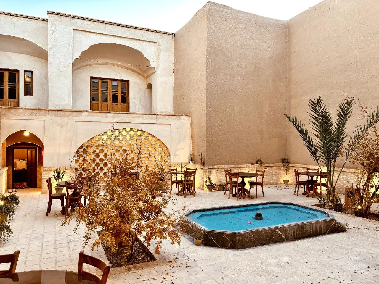 حیاط سرای طاق چشمه با حوض و فضای نشیمن