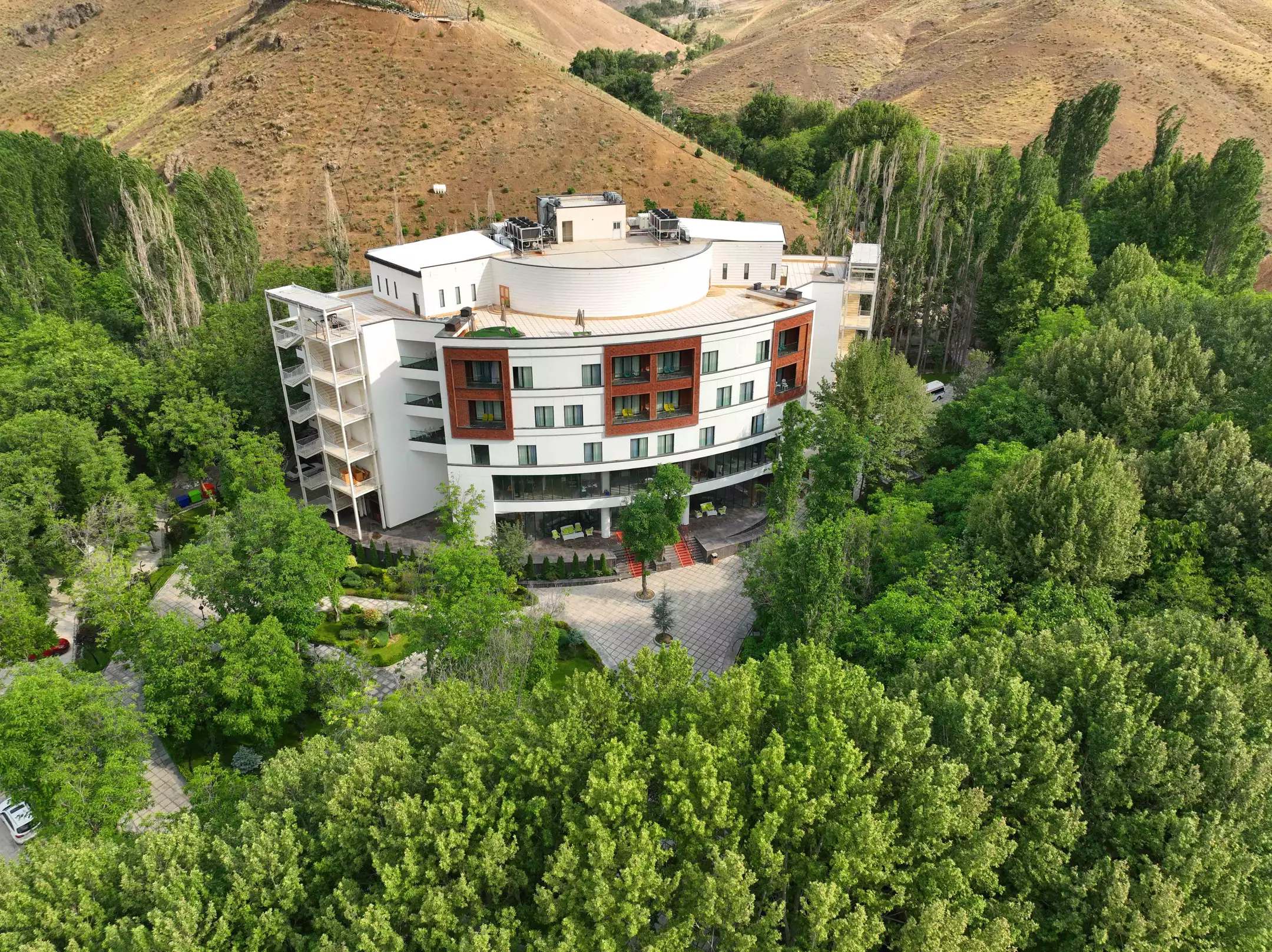 نمای بیرونی هتل سلامت محب میان درختان