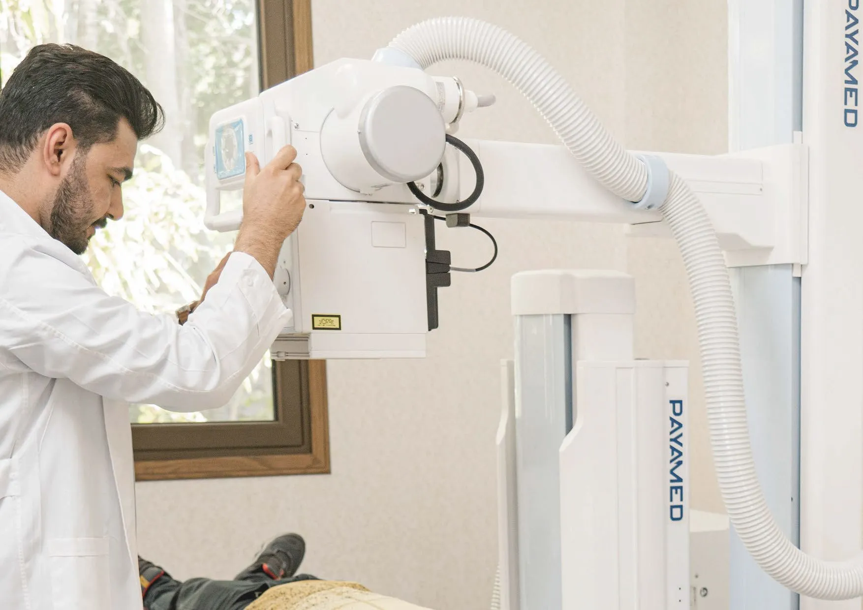 پزشک در حال کار با دستگاه تصویربرداری در سلامت محب