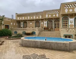 حیاط و حوض آب عمارت هتل صبا
