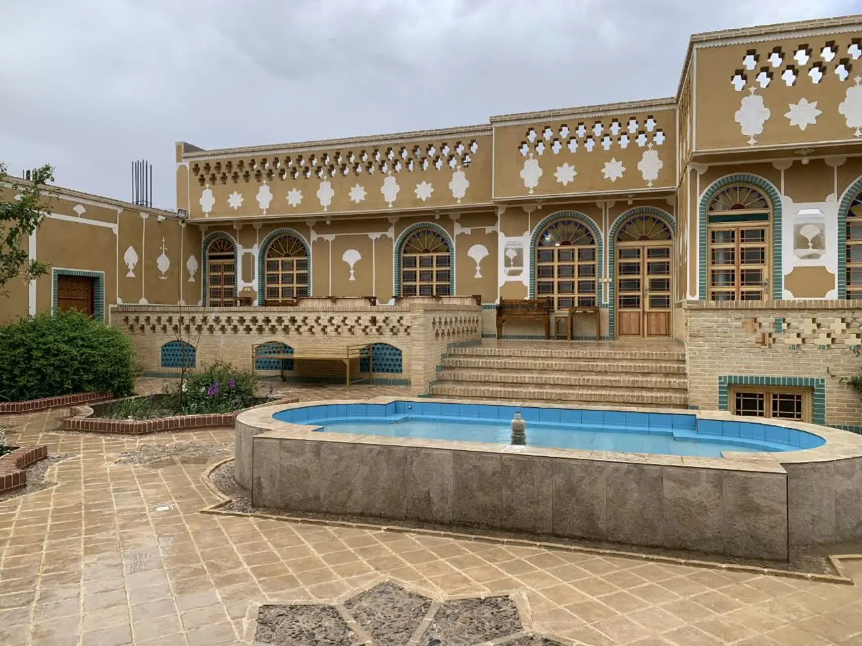 حیاط و حوض آب عمارت هتل صبا