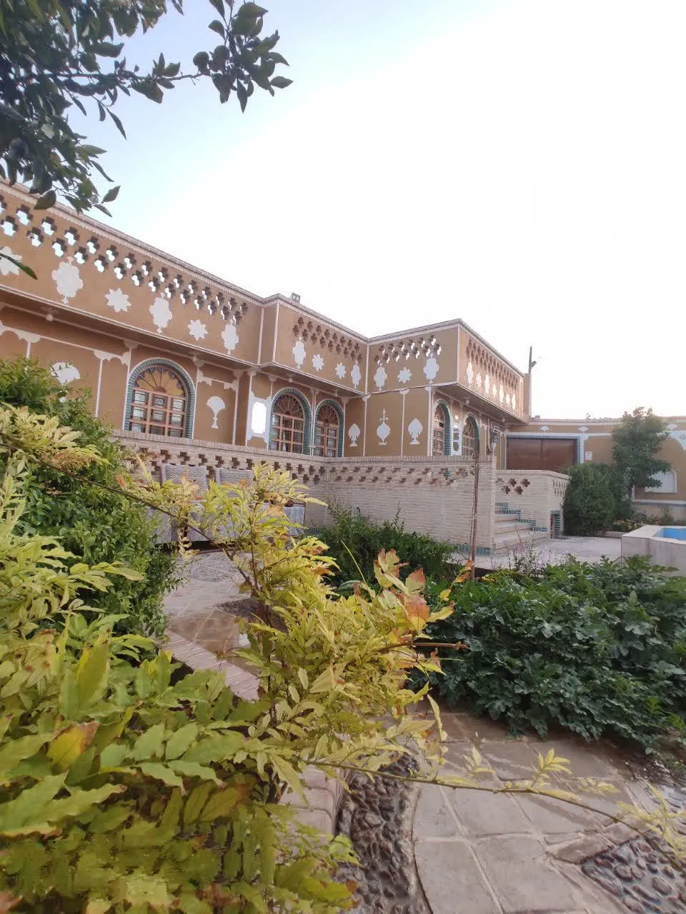 نمای باغ و بنای سنتی هتل صبا