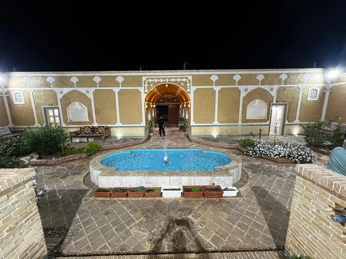 حوض و حیاط شبانه هتل صبا
