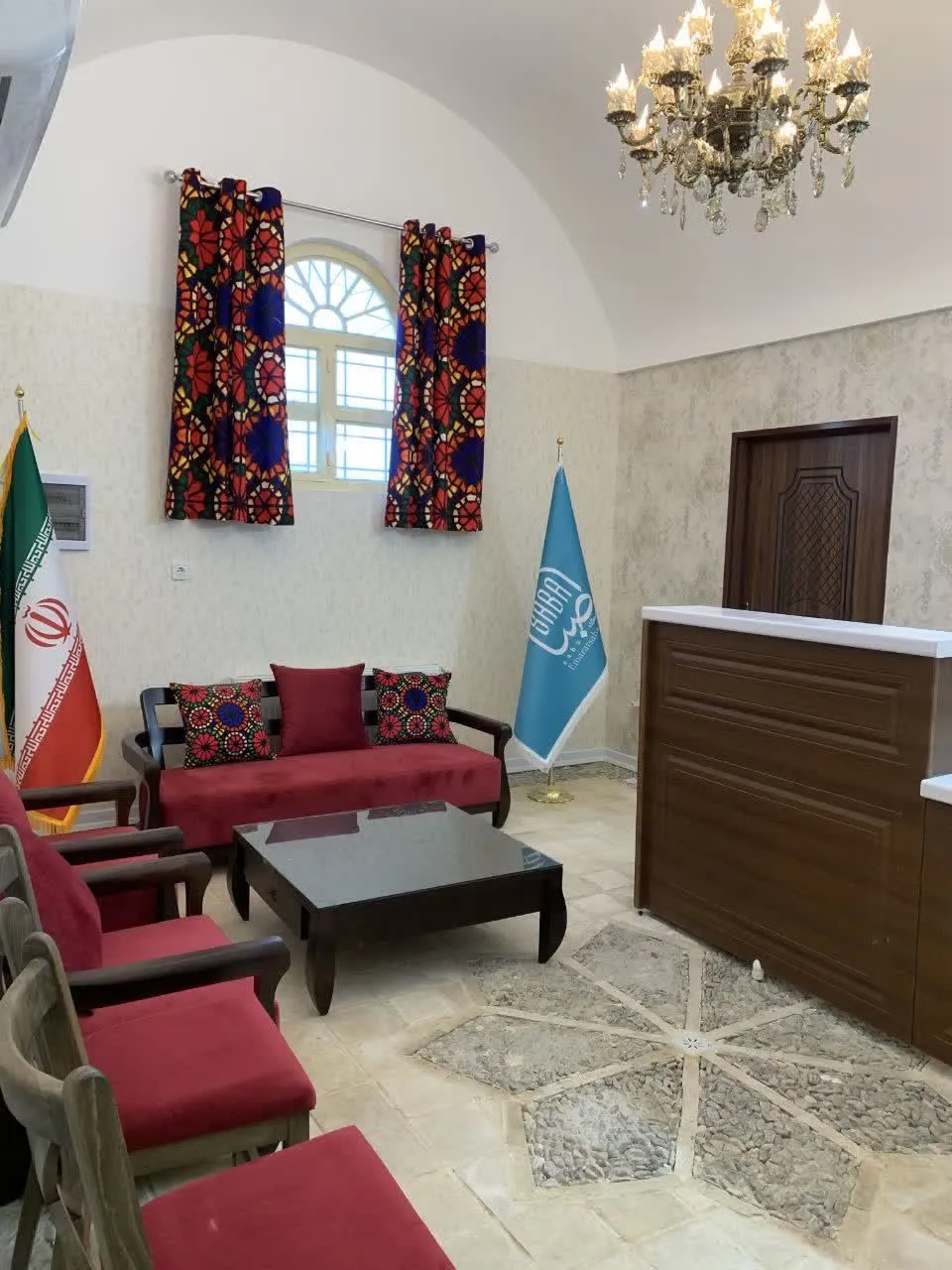 پذیرش هتل صبا با مبلمان قرمز و پردههای طرحدار