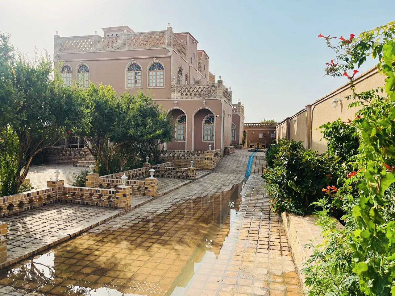 حیاط سنگفرش هتل شمس العماره با بنای آجری