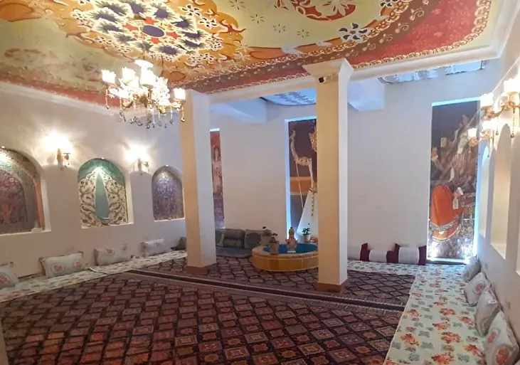 فضای نشیمن شمس العماره با فرش و سقف تزئینی