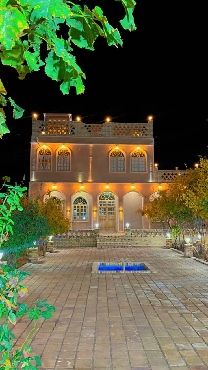 نمای شبانه هتل شمس العماره و حیاط نورپردازیشده