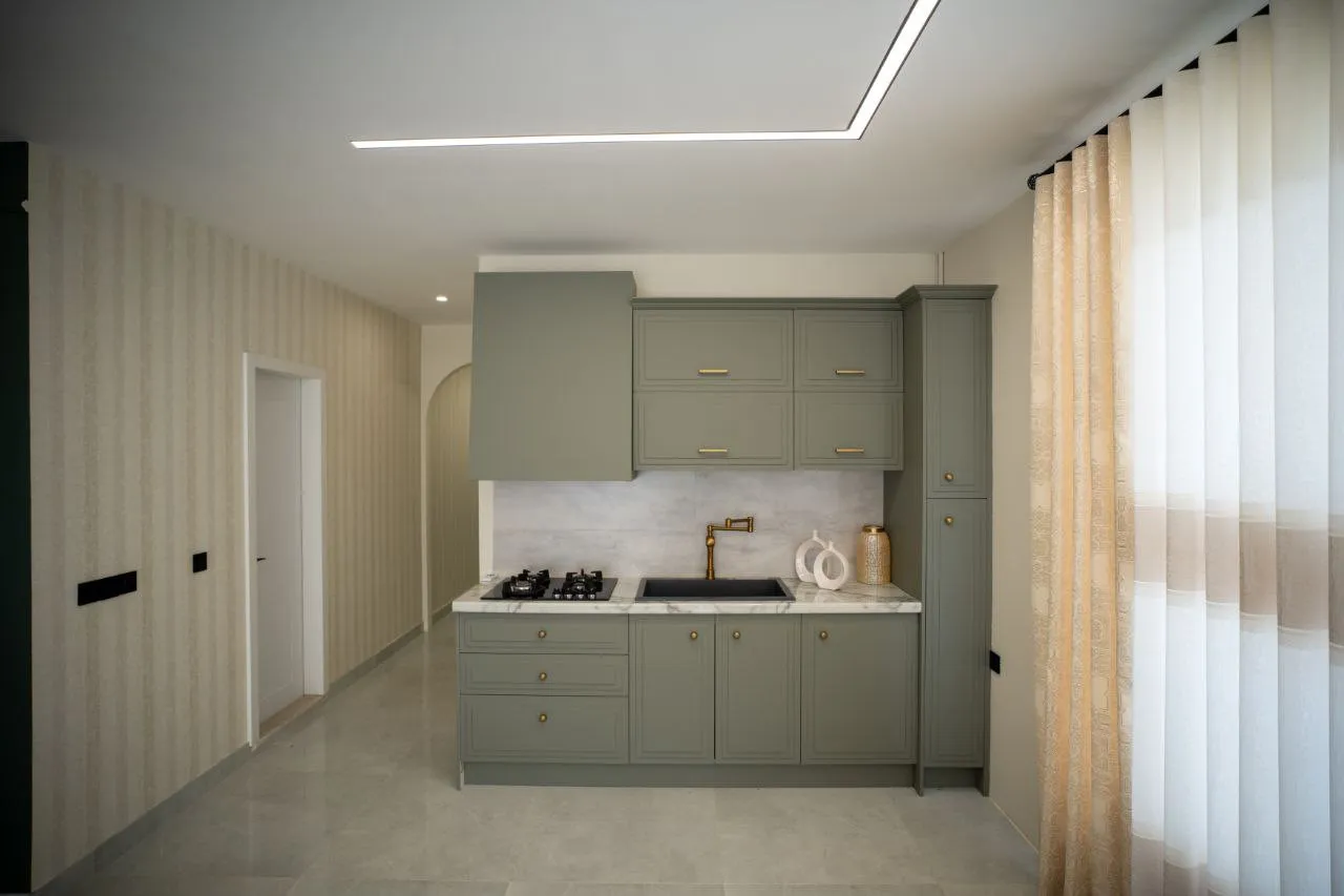 آشپزخانه هتل تاج با کابینت‌های سبزخاکستری
