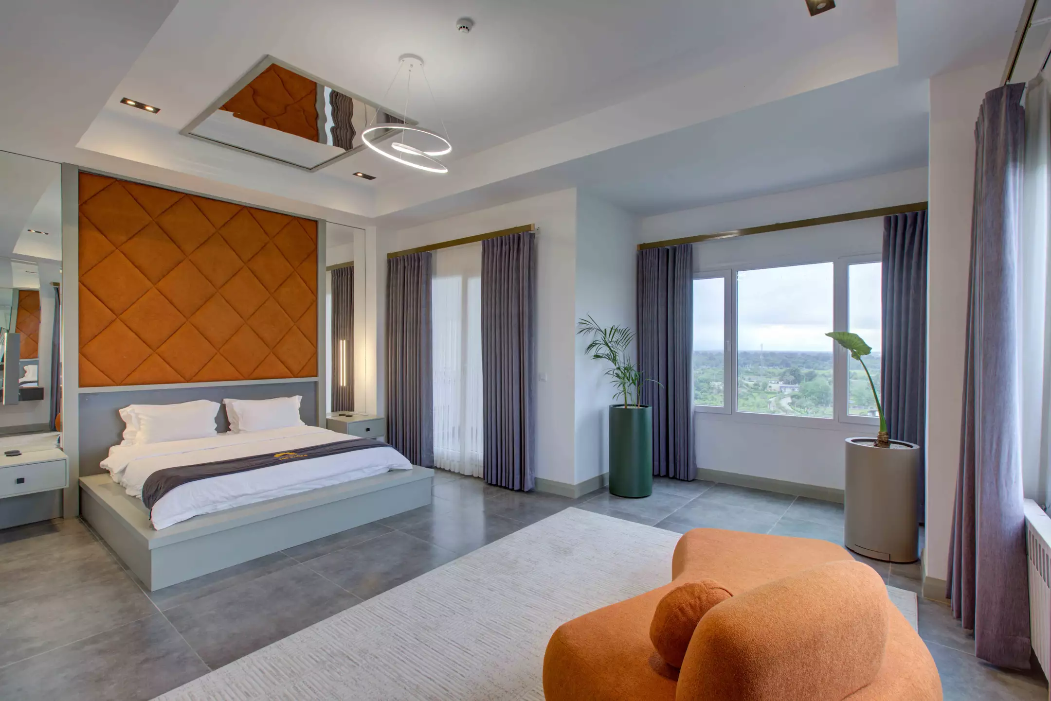 اتاق خواب دشت با پنجره رو به فضای سبز