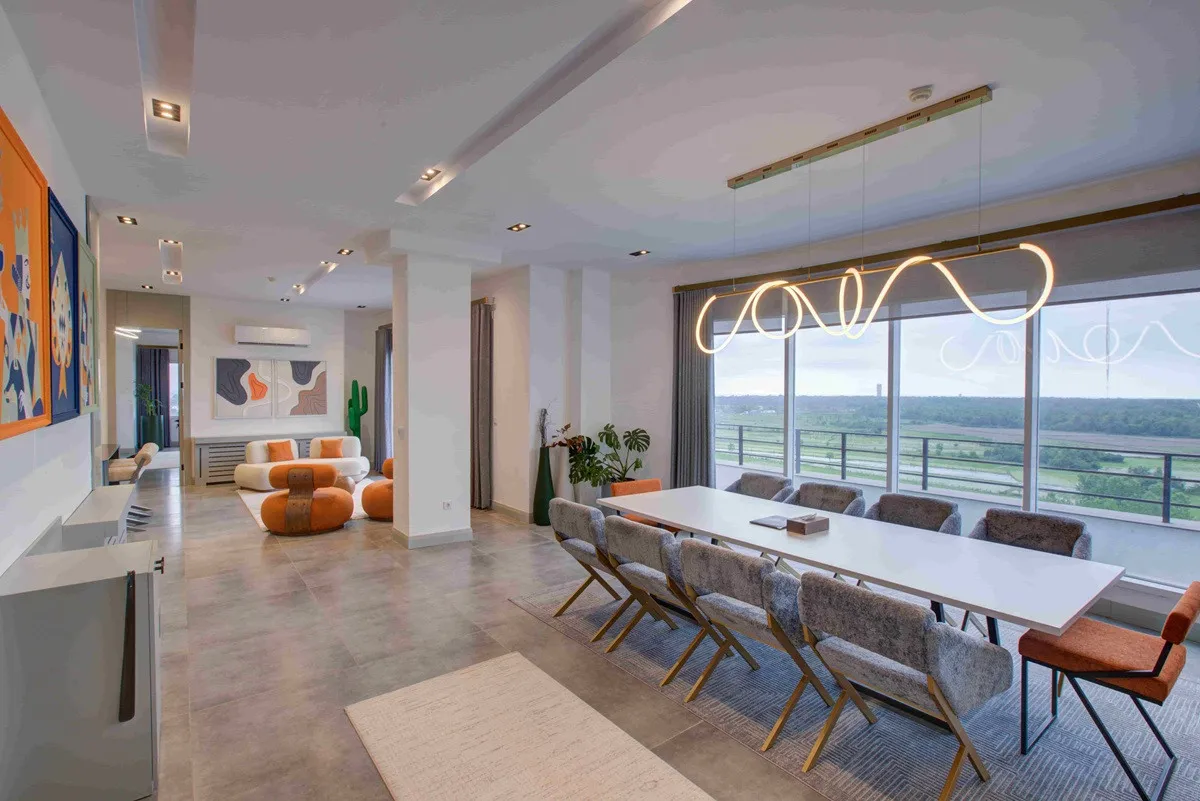 سالن نشیمن و غذاخوری هتل دشت با پنجره رو به فضای سبز