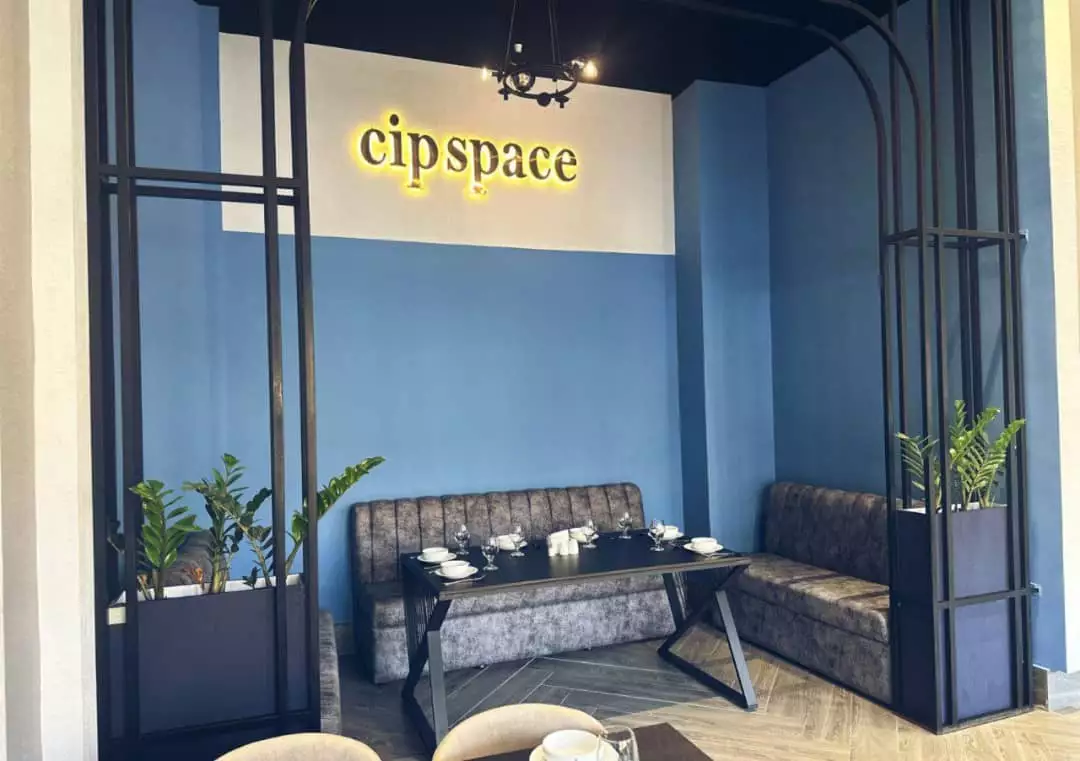 کافه کابن با نیمکت‌های آبی و تابلوی Cipspace