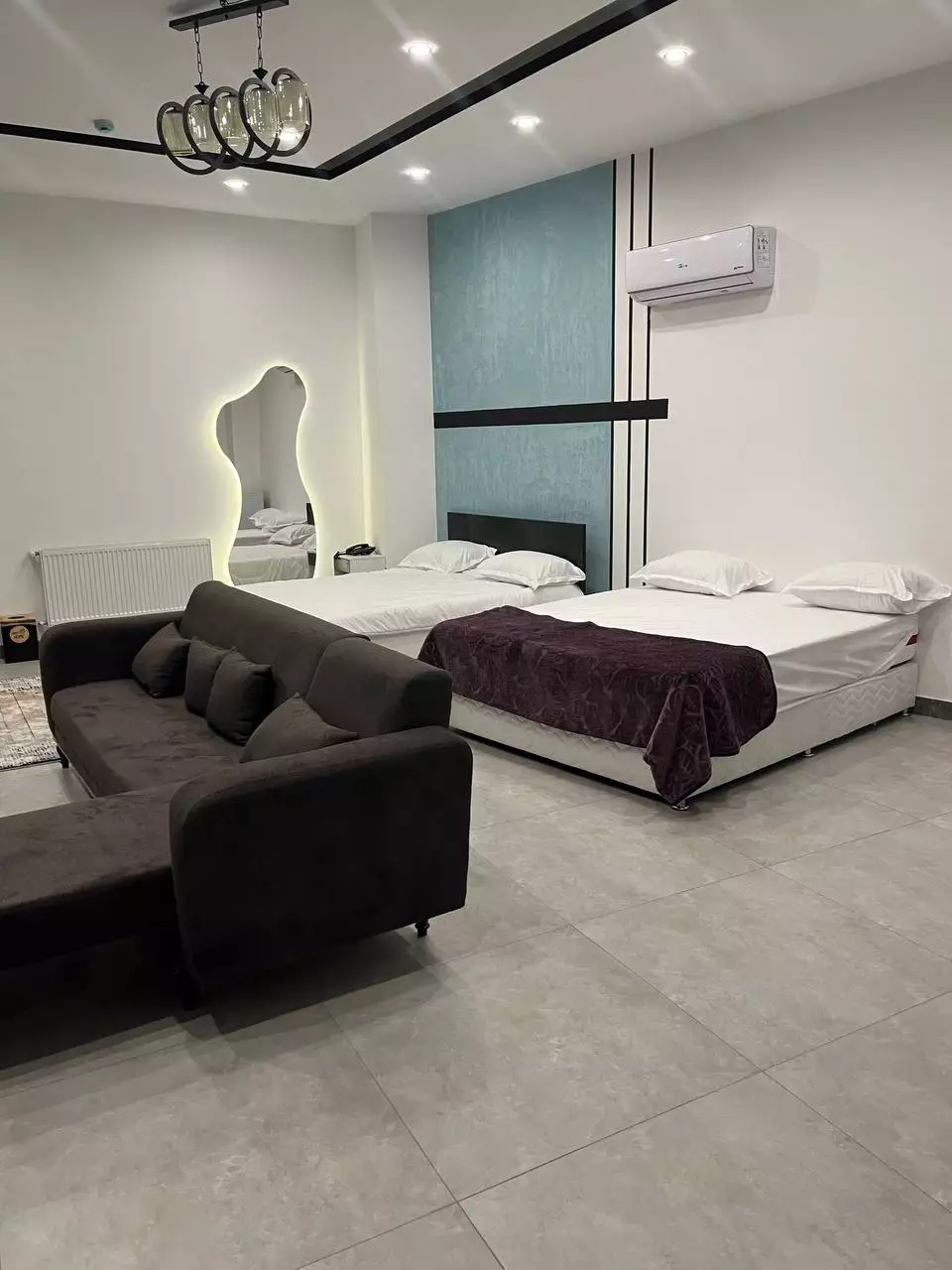 اتاق کابن با تخت دونفره و مبل راحتی