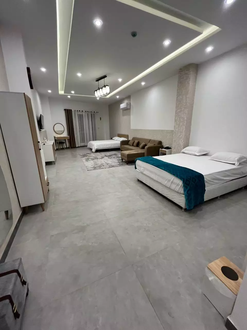 اتاق کابن با دو تخت و نشیمن مبله