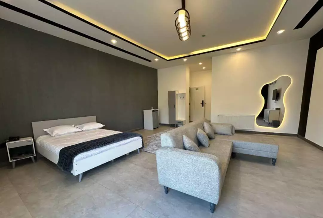 اتاق کابن با تخت دونفره و نشیمن