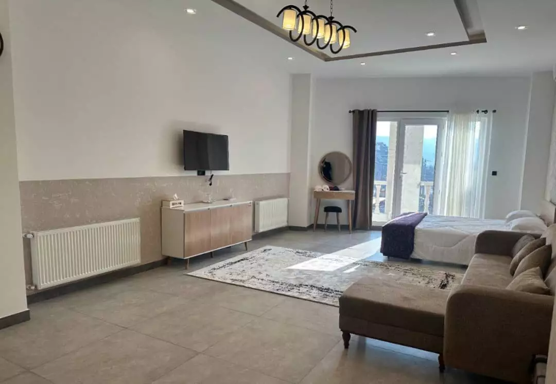 اتاق کابن با تخت، مبل و پنجره قدی