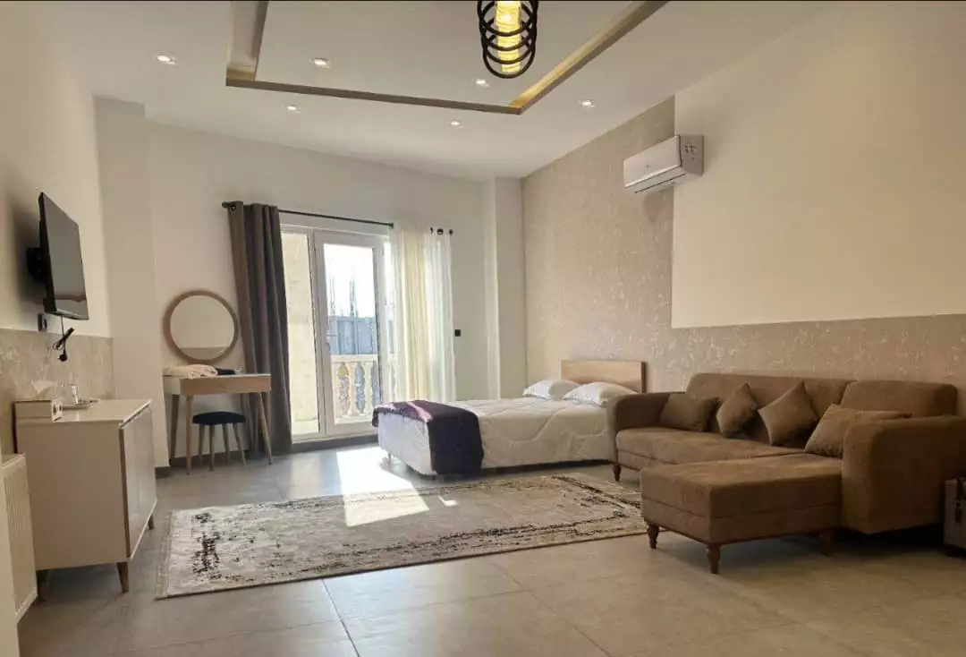 اتاق کابن با تخت و مبل ال‌شکل
