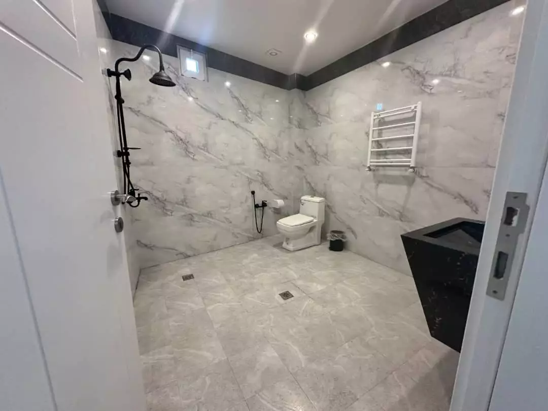 حمام کابن با دوش و روشویی مشکی