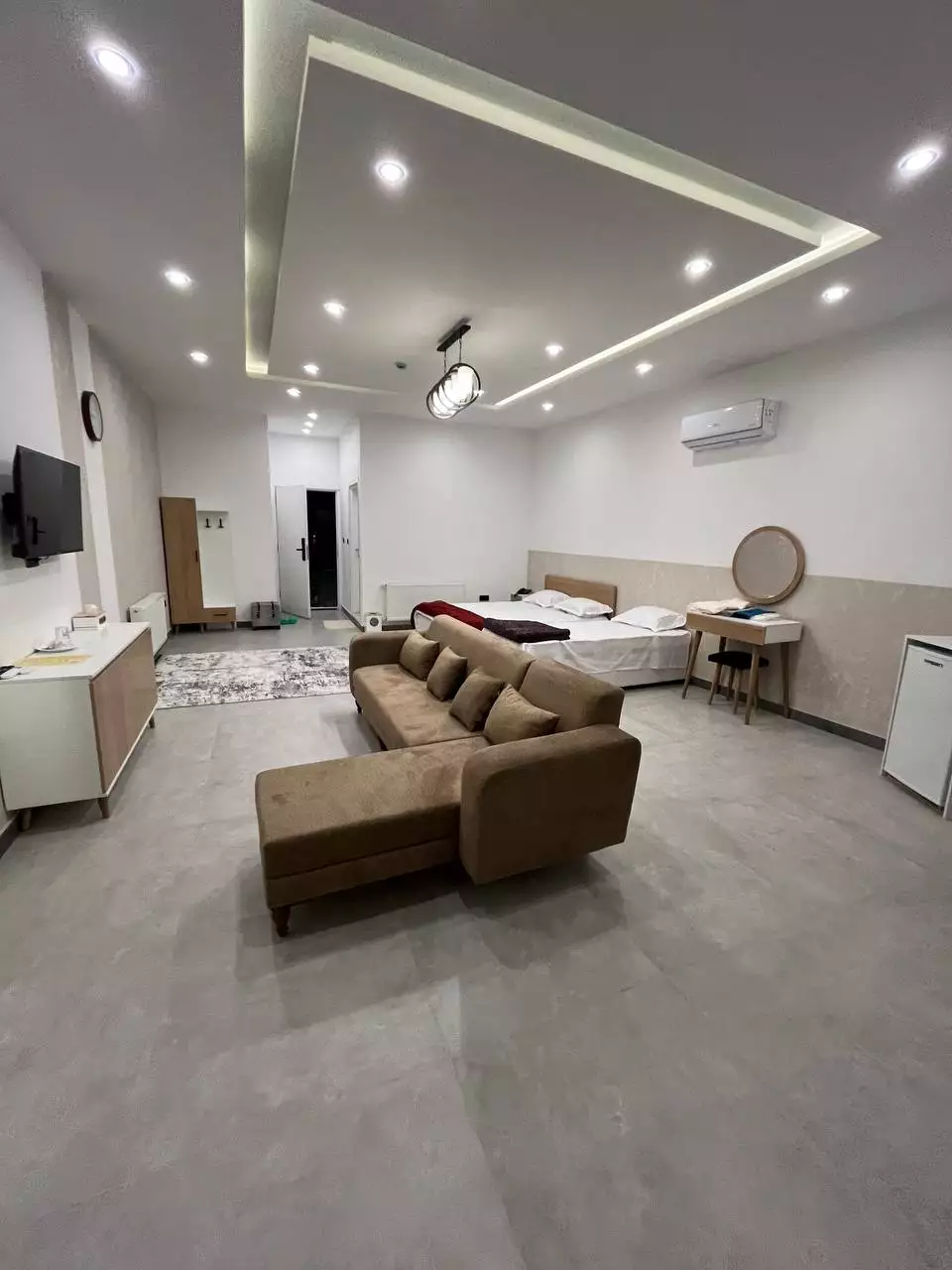 اتاق کابن با تخت و مبل راحتی
