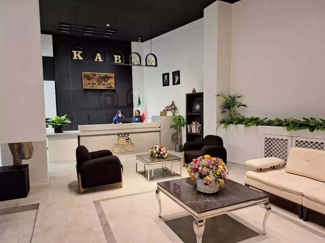 پذیرش هتل کابن با فضای نشیمن