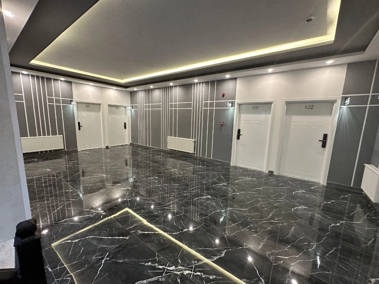 راهروی کابن با کف مرمر مشکی و درهای اتاق