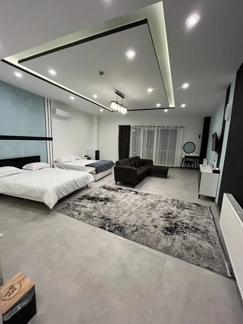 اتاق کابن با دو تخت، مبل و فرش بزرگ