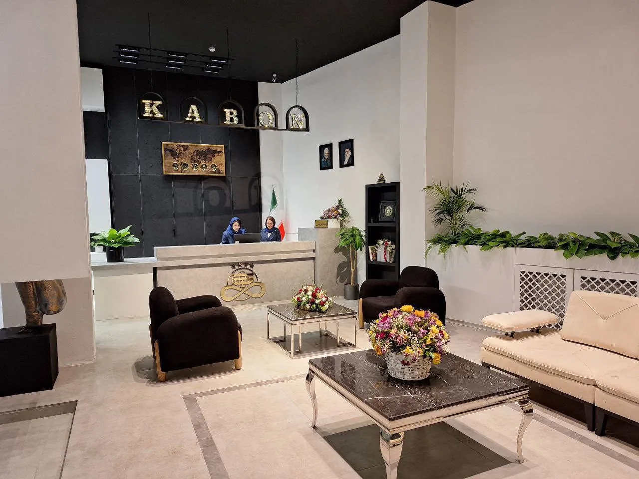 پذیرش هتل کابن با فضای نشیمن