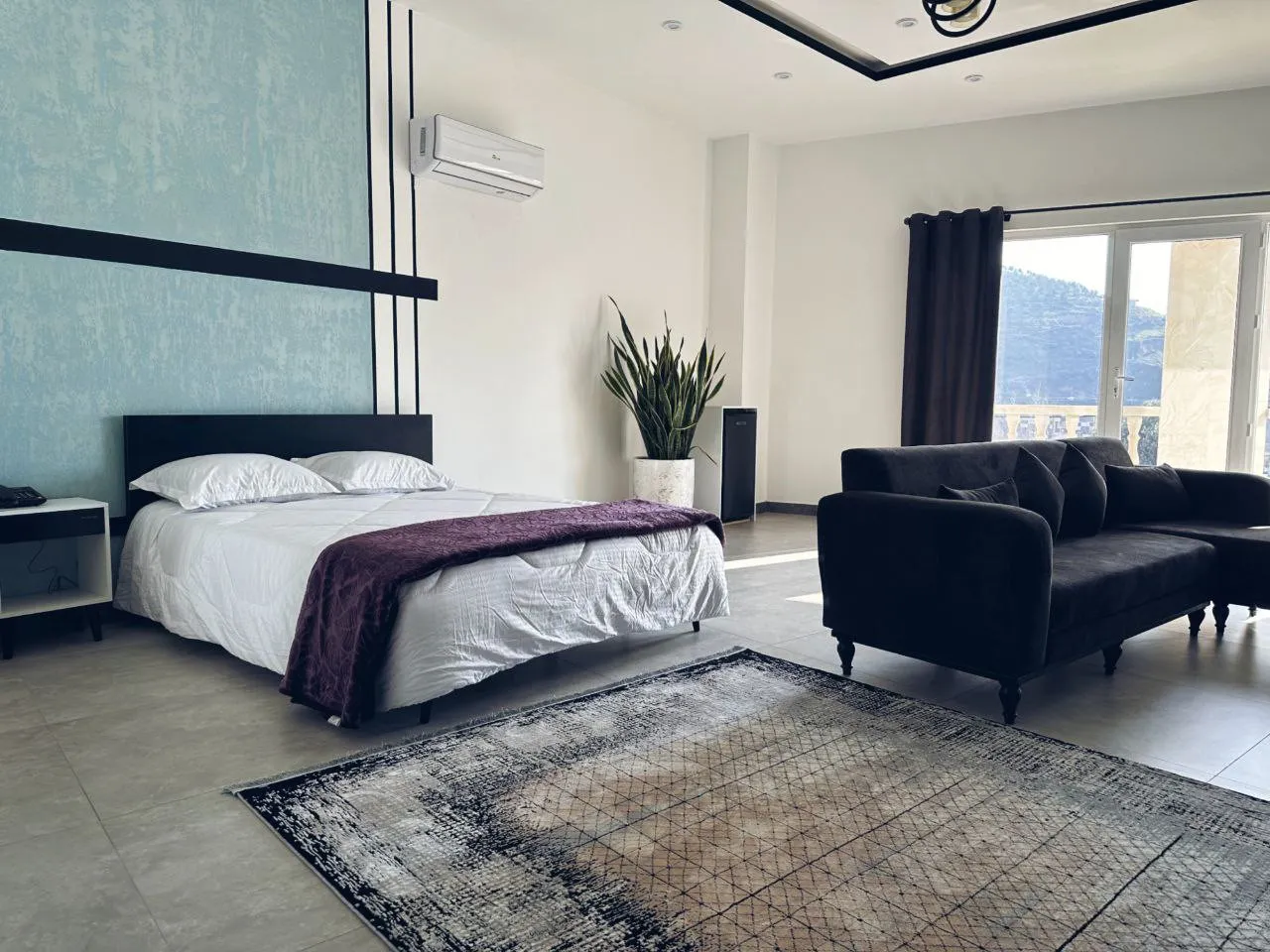 اتاق کابن با تخت دونفره و نشیمن کنار پنجره