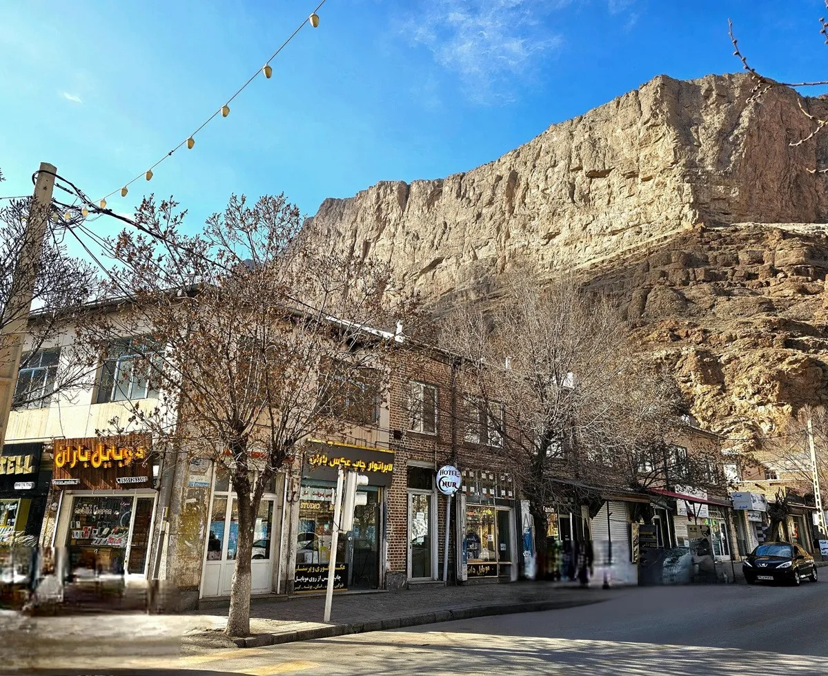 نمای خیابان آینور در دامنه کوه صخرهای