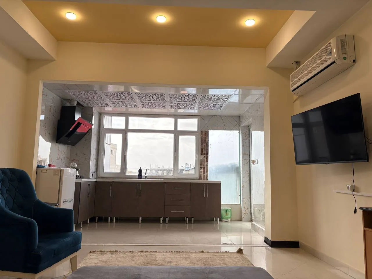 آشپزخانه هتل یوسف با پنجره و کابینت