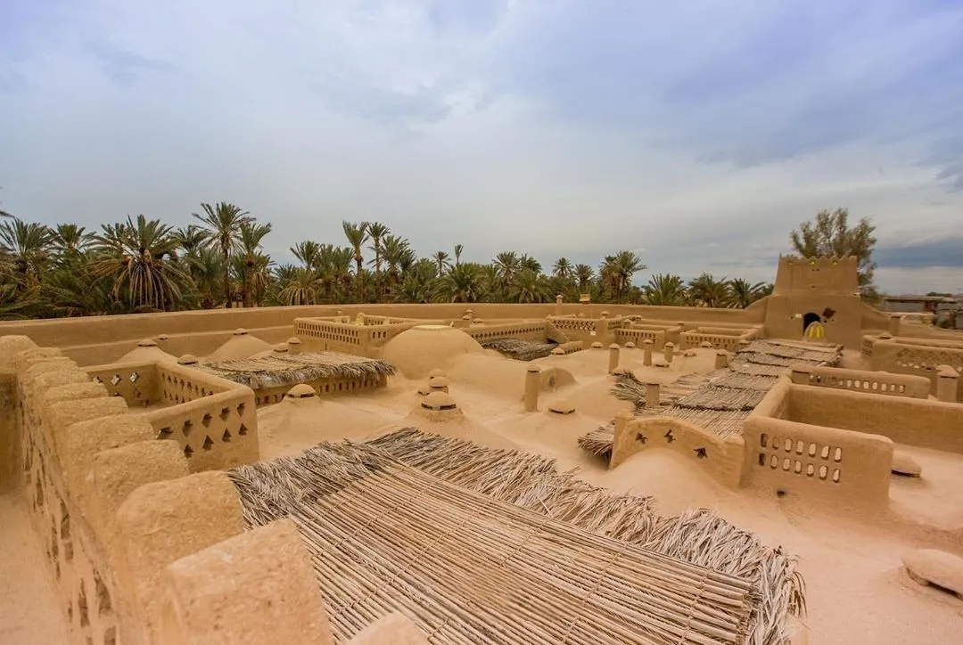 نمای حیاط خشتی و نخلستان بوم قلعه آریز