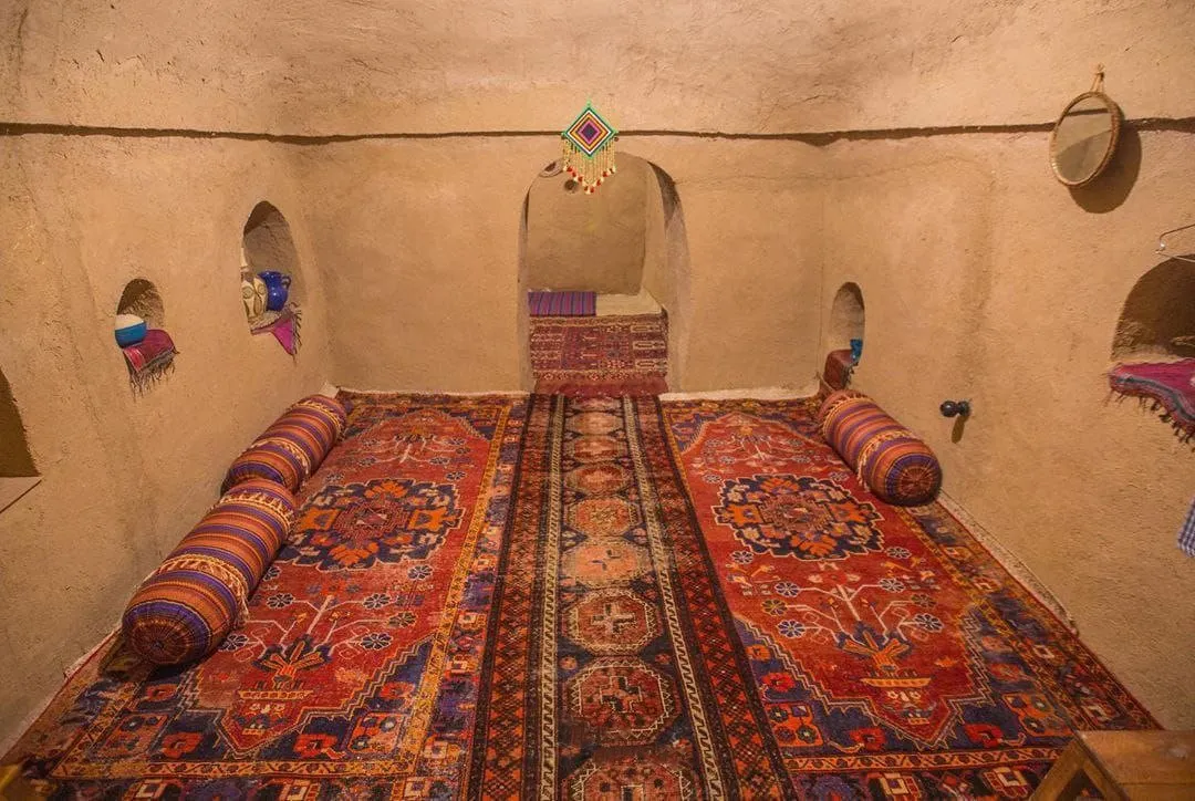 اتاق خشتی با فرش‌های سنتی بوم قلعه آریز