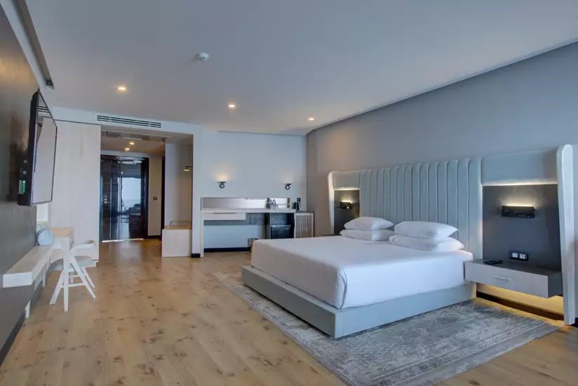 اتاق هتل آراز با تخت دونفره و فضای نشیمن