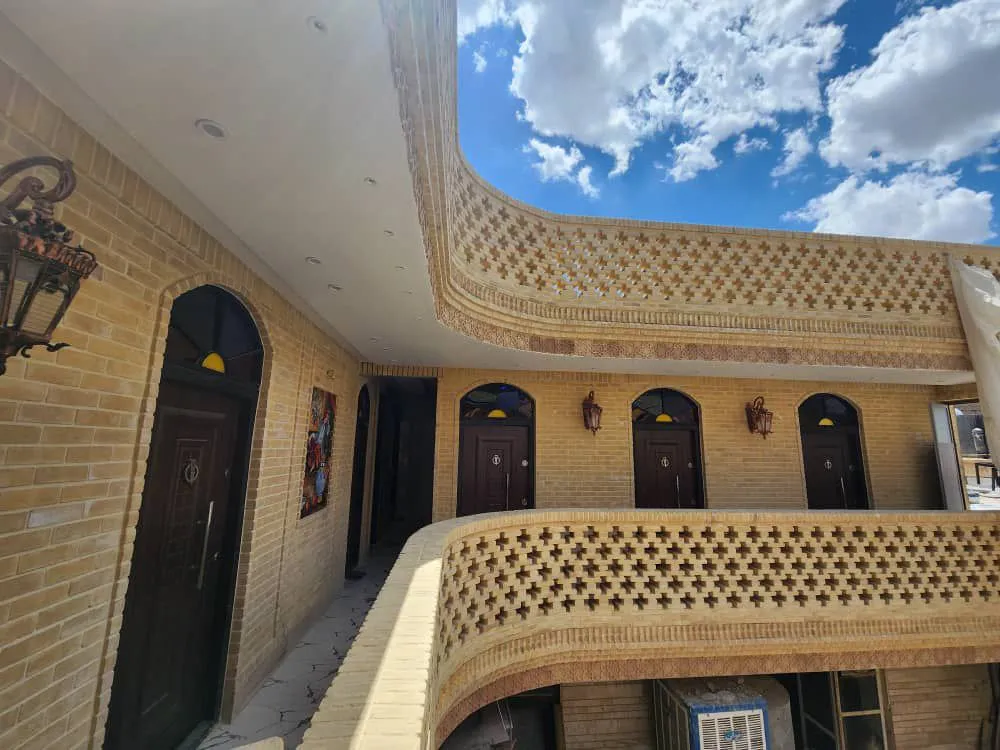 راهروی روباز هتل نارنجستان با نرده آجری