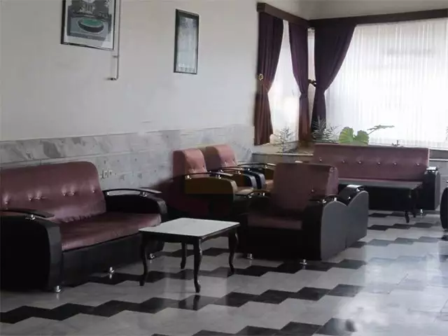 مبلمان چرمی در فضای نشیمن هتل مرجان