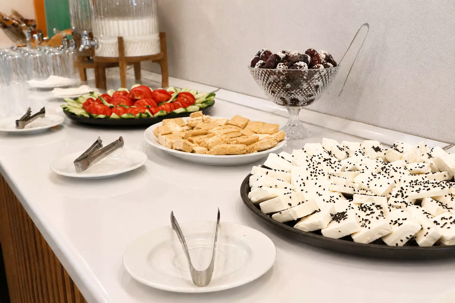پنیر، گوجه و خوراکیهای صبحانه هتل هرمزان