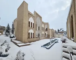 حیاط برفی عمارت حاکم با حوض کشیده
